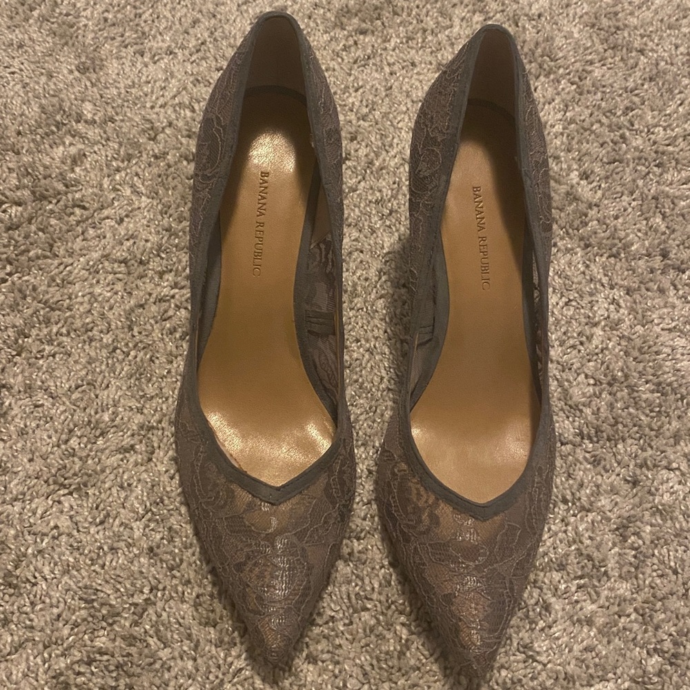 Banana Republic Gray Lace Pumps Size 8 1/2